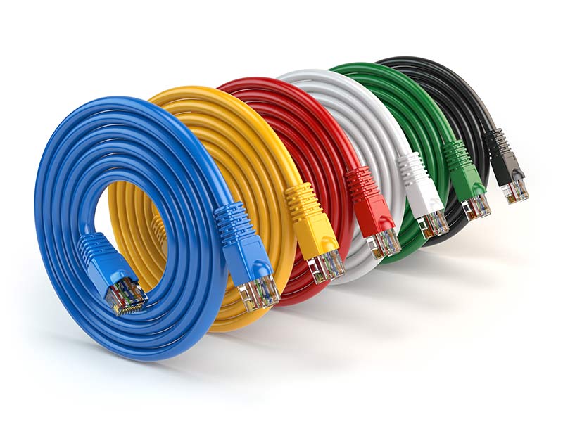 Różnokolorowe kable sieciowe typu skrętka RJ45